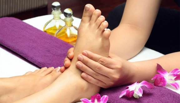 Bấm huyệt bàn chân trị mất ngủ 1 cách cực kỳ dễ dàng