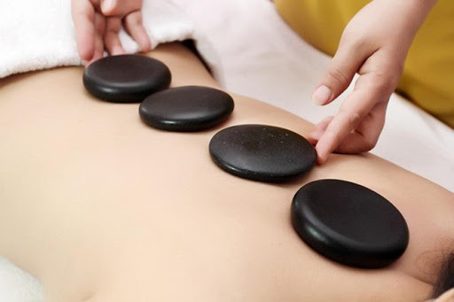 Chăm sóc làn da mịn màng với đá nóng massage
