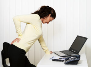 Người làm việc văn phòng thường xuyên đau thắt lưng